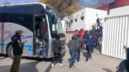 Foto que representa a Deportan a cerca de 200 migrantes detenidos en EU a Sonora