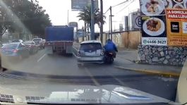 Foto que representa a FUERTES IMÁGENES: una mujer militar muere al intentar detener a motoladrones, le dispararon en el pecho