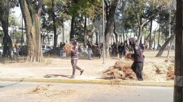 Foto que representa a Estudiantes de la Prepa 2 bloquean Circuito Interior con barricadas y lanzan cohetones