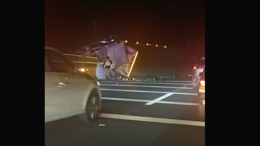 Tráiler volcado en La Pera provoca cierre vial en la México-Cuernavaca