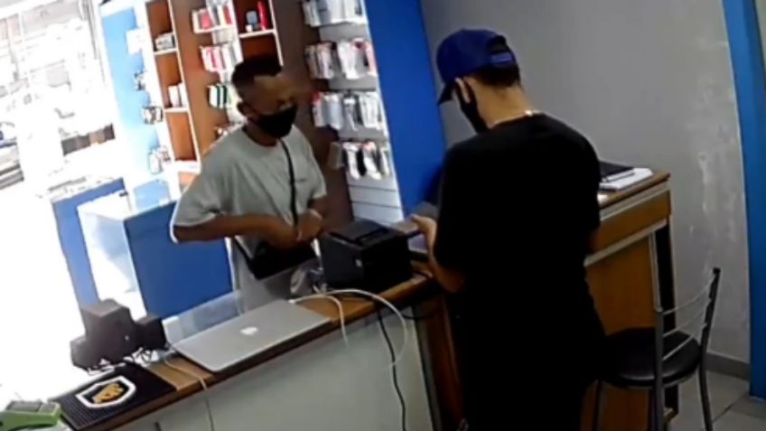 Intenta robar una tienda pero el empleado lo somete y lo termina baleando | VIDEO