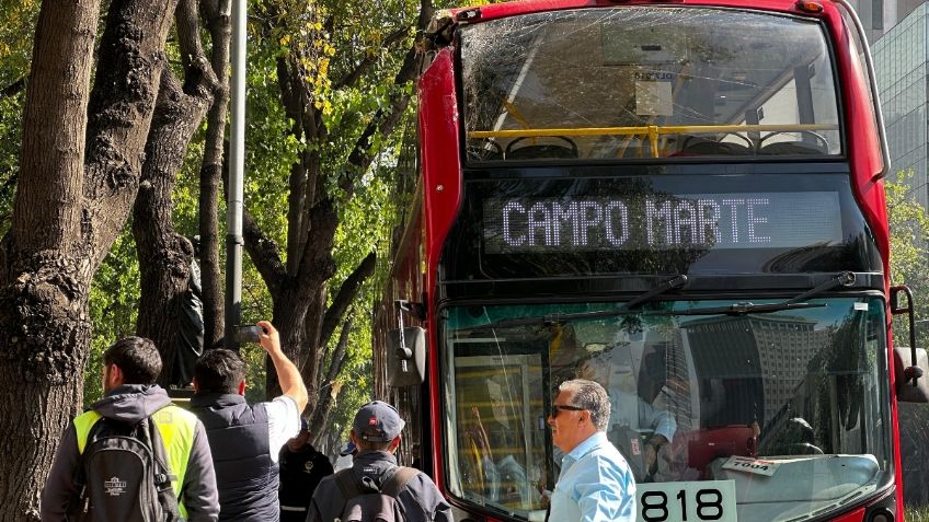 Metrobús se estrella contra un árbol en Paseo de la Reforma; hay 5 lesionados