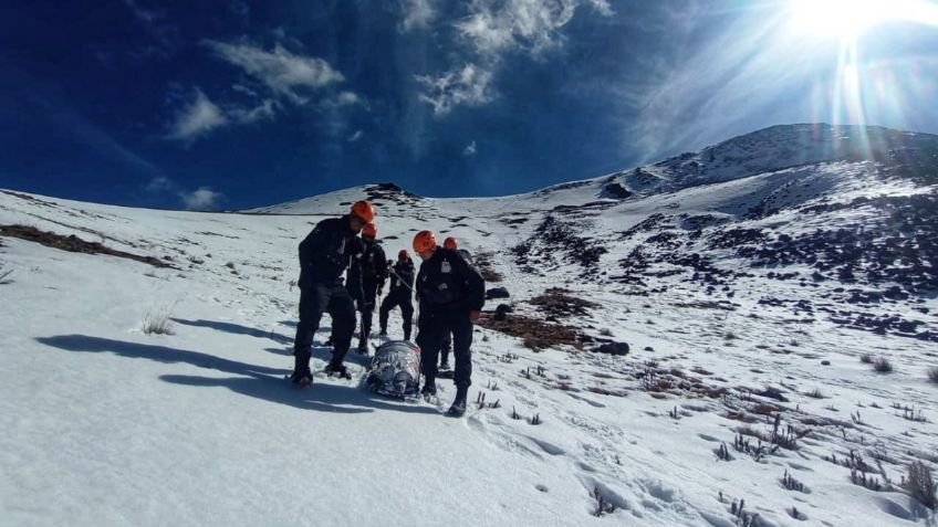 Cuatro jóvenes sufren grave caída en Nevado de Toluca; servicios de emergencia acuden al rescate