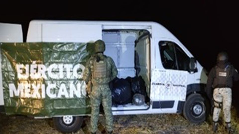 En Guanajuato, elementos del Ejército Mexicano y Guardia Nacional, localizaron un vehículo, en el que aseguraron 250 kilos de marihuana y 90 kilos de metanfetamina