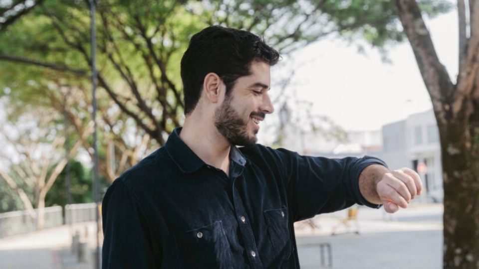 Llegar temprano suele ser valorado como un signo de respeto, profesionalismo y consideración hacia los demás