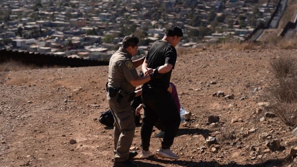 Un agente de la Patrulla Fronteriza detiene a un indocumentado este jueves.