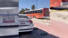 Conductor de autobús impacta a cinco automóviles en frenética carrera