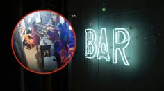 Empleada de bar es brutalmente golpeada en la cabeza con un banco de madera por un cliente | VIDEO