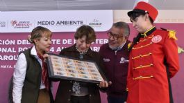 Foto que representa a Delfina Gómez devela billete de la Lotería Nacional conmemorativo al 44° aniversario del Parque Ecológico de Zacango