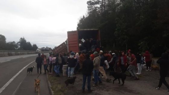 Saquean tráiler con cervezas tras volcadura en libramiento Xalapa-Perote