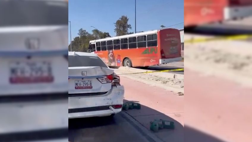 Conductor de autobús impacta a cinco automóviles en frenética carrera