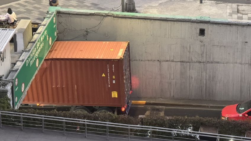 Tráiler se atora en Viaducto, a la altura de Insurgentes | ALTERNATIVAS