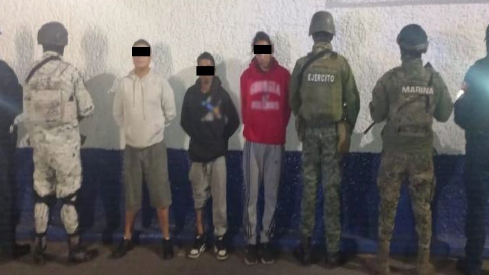 Detienen a tres personas a quienes les aseguraron 35 dosis de sustancia cristalina en la colonia Gabriel Ramos Millán.