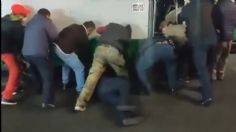 Ocho hombres levantan a pulso microbús para rescatar a abuelita | VIDEO