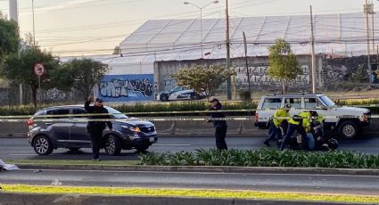 Fuerte accidente en Periférico Sur: joven muere tras derrapar en su motocicleta y estrellarse contra un poste