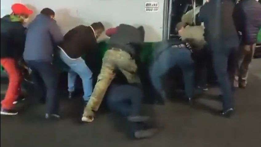 Ocho hombres levantan a pulso microbús para rescatar a abuelita | VIDEO