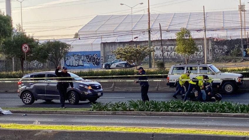 Fuerte accidente en Periférico Sur: joven muere tras derrapar en su motocicleta y estrellarse contra un poste