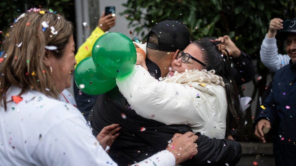 El joven marino mexicano fue recibido con emoción por su familia.