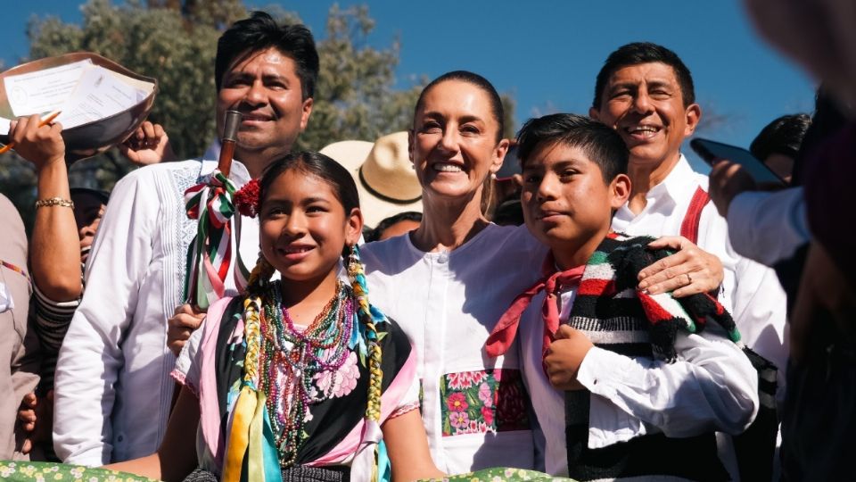 Las y los oaxaqueños recibieron a la presidenta entre abrazos, sonrisas y letreros con muestras de afecto