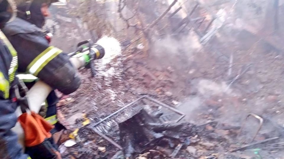 Se suscitó un incendio de basura y madera en un área de 20 m²