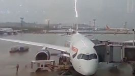 Foto que representa a Captan en VIDEO momento en que rayo impacta a avión en aeropuerto de Brasil