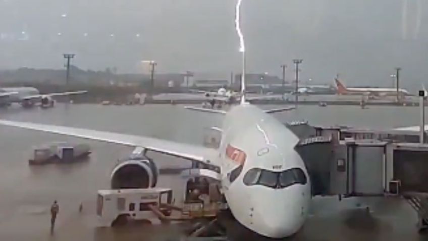 Captan en VIDEO momento en que rayo impacta a avión en aeropuerto de Brasil