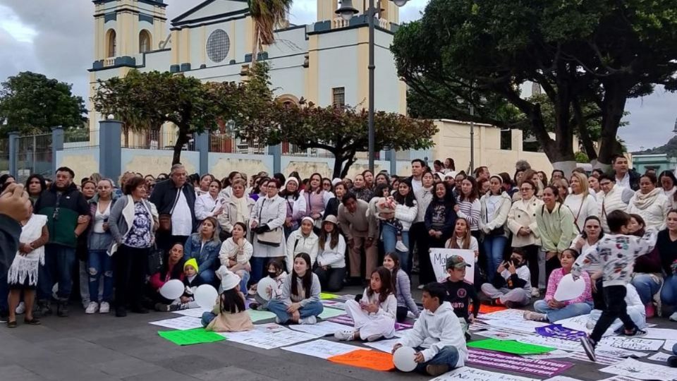 En la capital veracruzana, las mujeres activistas demandaron la aprobación de la ley que protege a madres e infancias, aún no aprobada en el estado.