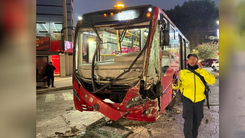 Choca Metrobús de Línea 3 contra RTP sobre avenida Chapultepec