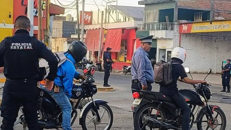 Los agentes revisan que los conductores siguen la norma local para evitar más hechos de tránsito, así como muertes viales.