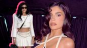 Foto ilustrativa de la nota titulada: Kylie Jenner trae de regreso las minifaldas tableadas para este 2025 con un total look blanco de Chanel