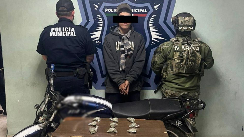 Detuvieron a una persona con nueve envoltorios de marihuana y una motocicleta.