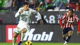 Foto que representa a VIDEO: momento exacto en el que James Rodríguez recibe una patada de Óscar García, técnico de las Chivas