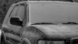 Foto que representa a Investigan a un papá por usar a su bebé de 3 meses para limpiar la nieve de su auto en una tormenta invernal