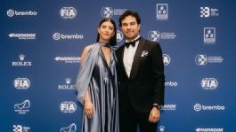 Foto que representa a Checo Pérez se muestra enamorado junto a su esposa, ¿se olvidó del inicio de la Fórmula 1?