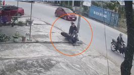 Foto que representa a IMÁGENES FUERTES: motociclista se estrella con un poste a gran velocidad, sale volando y azota