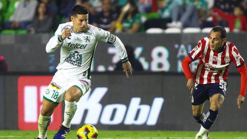 VIDEO: momento exacto en el que James Rodríguez recibe una patada de Óscar García, técnico de las Chivas