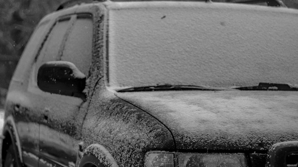 Un padre presuntamente usó a su bebé de 3 meses para limpiar la nieve que cayó sobre su automóvil.