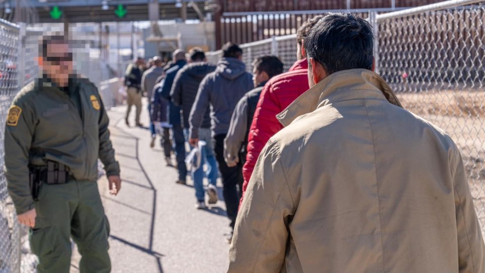 Un grupo de migrantes indocumentados son detenidos por agentes de migración.