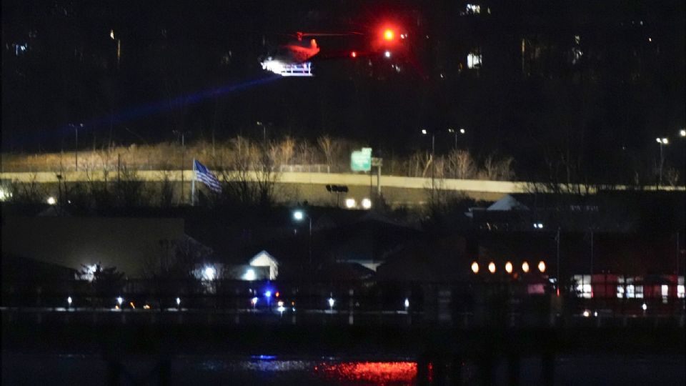 Un helicóptero participa en las labores de recuperación en el río Potomac.