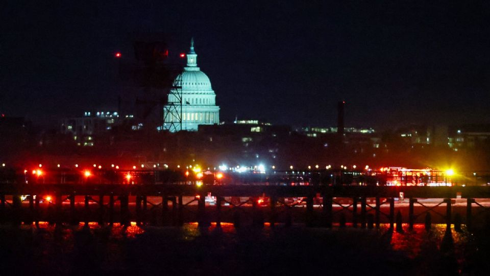 Las labores de rescate continúan en el río Potomac.