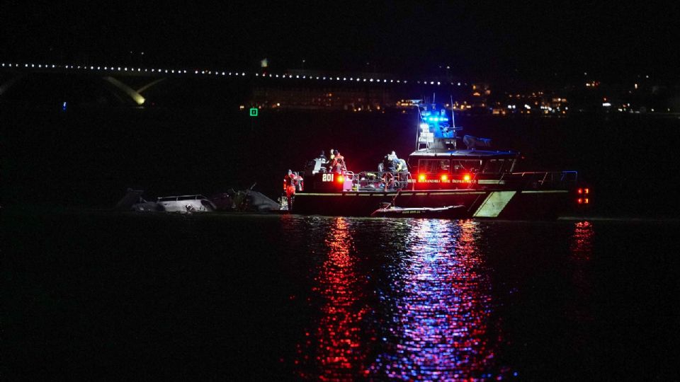 Las labores de rescate continúan en el lugar del accidente.