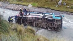 Mueren seis personas tras caer autobús a barranco