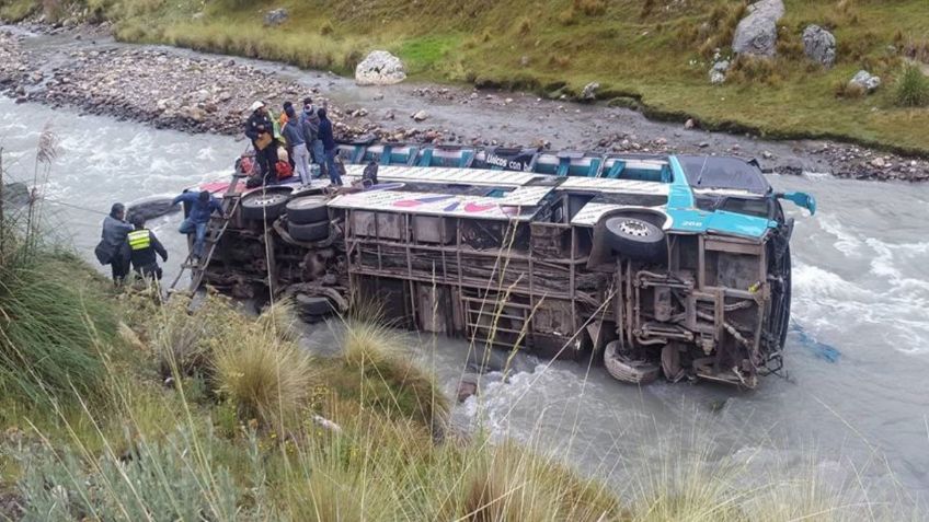 Mueren seis personas tras caer autobús a barranco