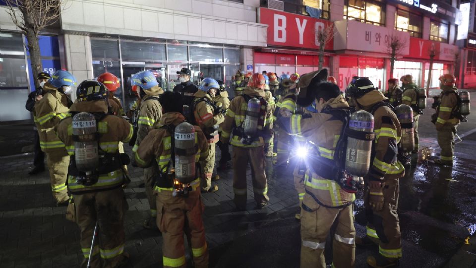 Decenas de bomberos fueron enviados a la zona de desastre.