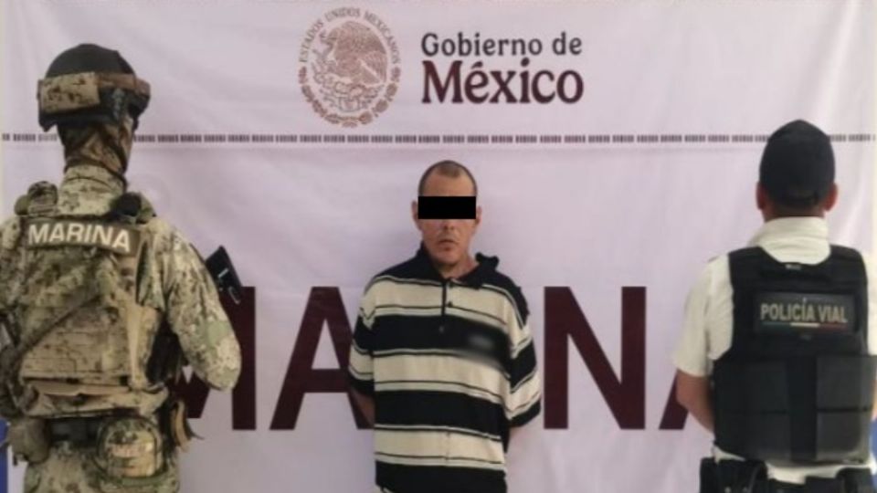 Elementos de la Secretaría de Marina y Policía Municipal detuvieron a dos personas en Manzanillo, Colima.