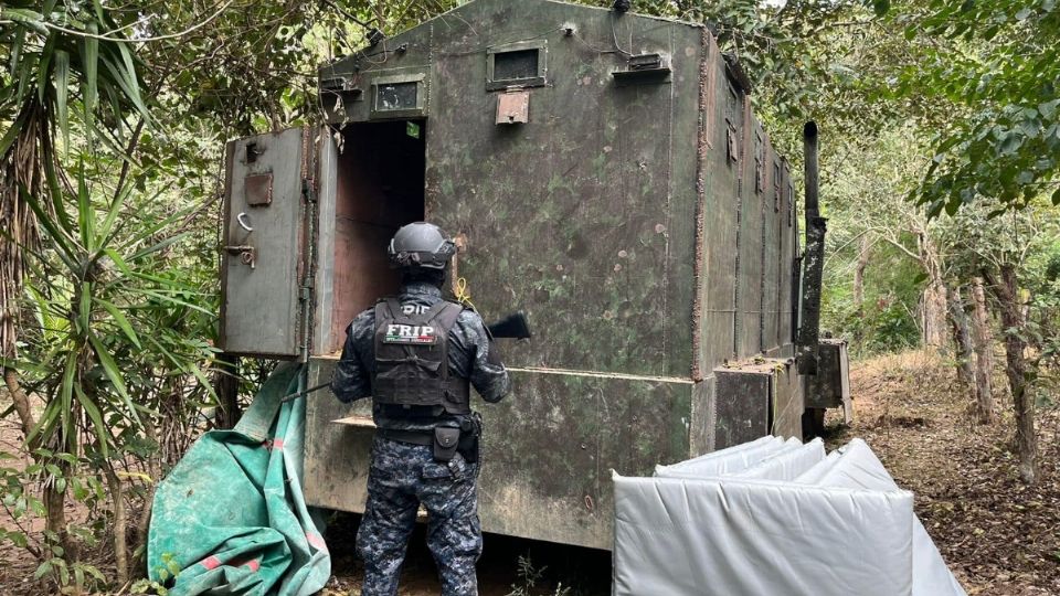 El operativo, que se llevó a cabo de manera sorpresiva, permitió el cateo de varias casas de seguridad y ranchos utilizados por grupos criminales en la zona