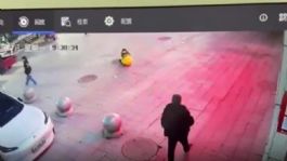 Foto que representa a Niña lanza un cuete a una alcantarilla y la violenta explosión la lanza por los aires en China | VIDEO