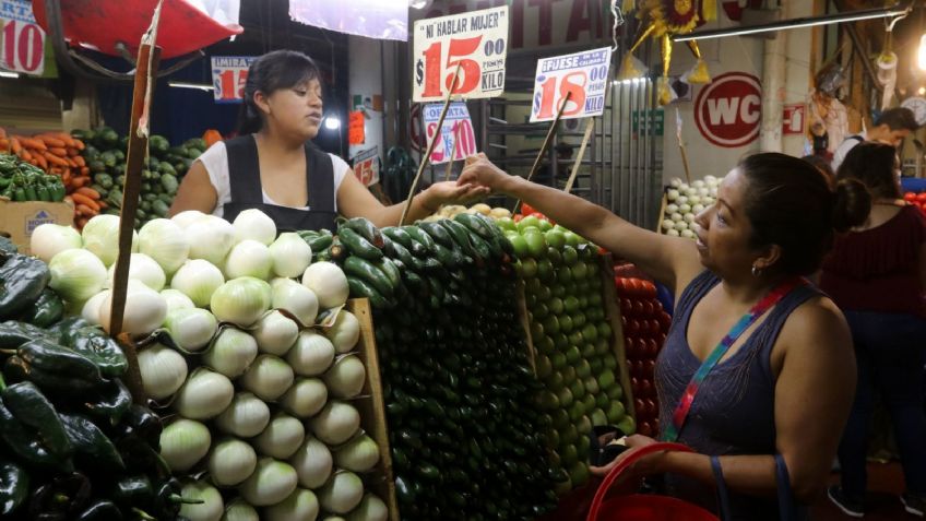 Detienen a dos presuntas extorsionadoras en Mercado de Xochimilco