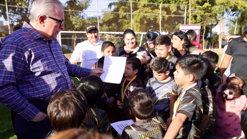 Rubén Rocha Moya entrega cancha deportiva reacondicionada en la colonia Nakayama en Culiacán