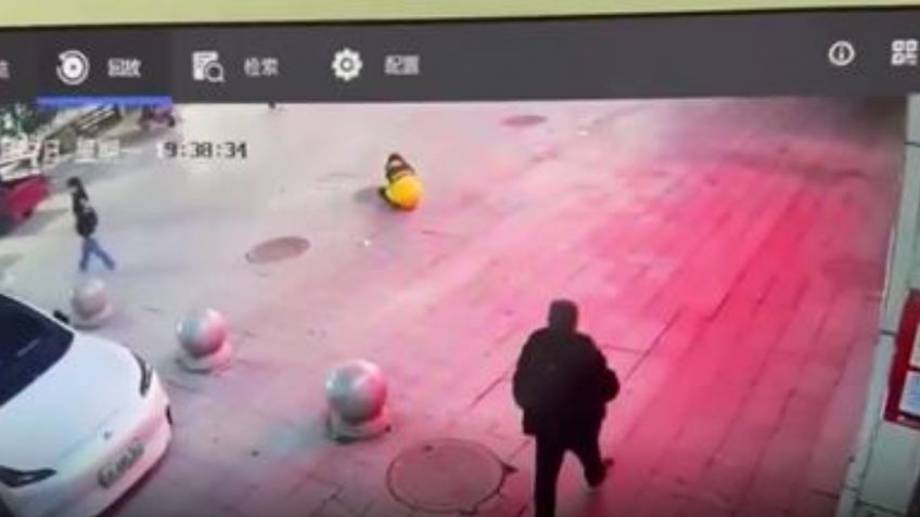 Niña arroja un cuete a una alcantarilla y la violenta explosión la lanza por los aires en China | VIDEO